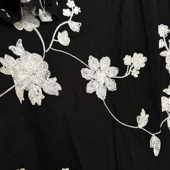 Women’s size 2X gently used black and white embroidered blouse. Liv Los Angelos - Picture 3 of 4